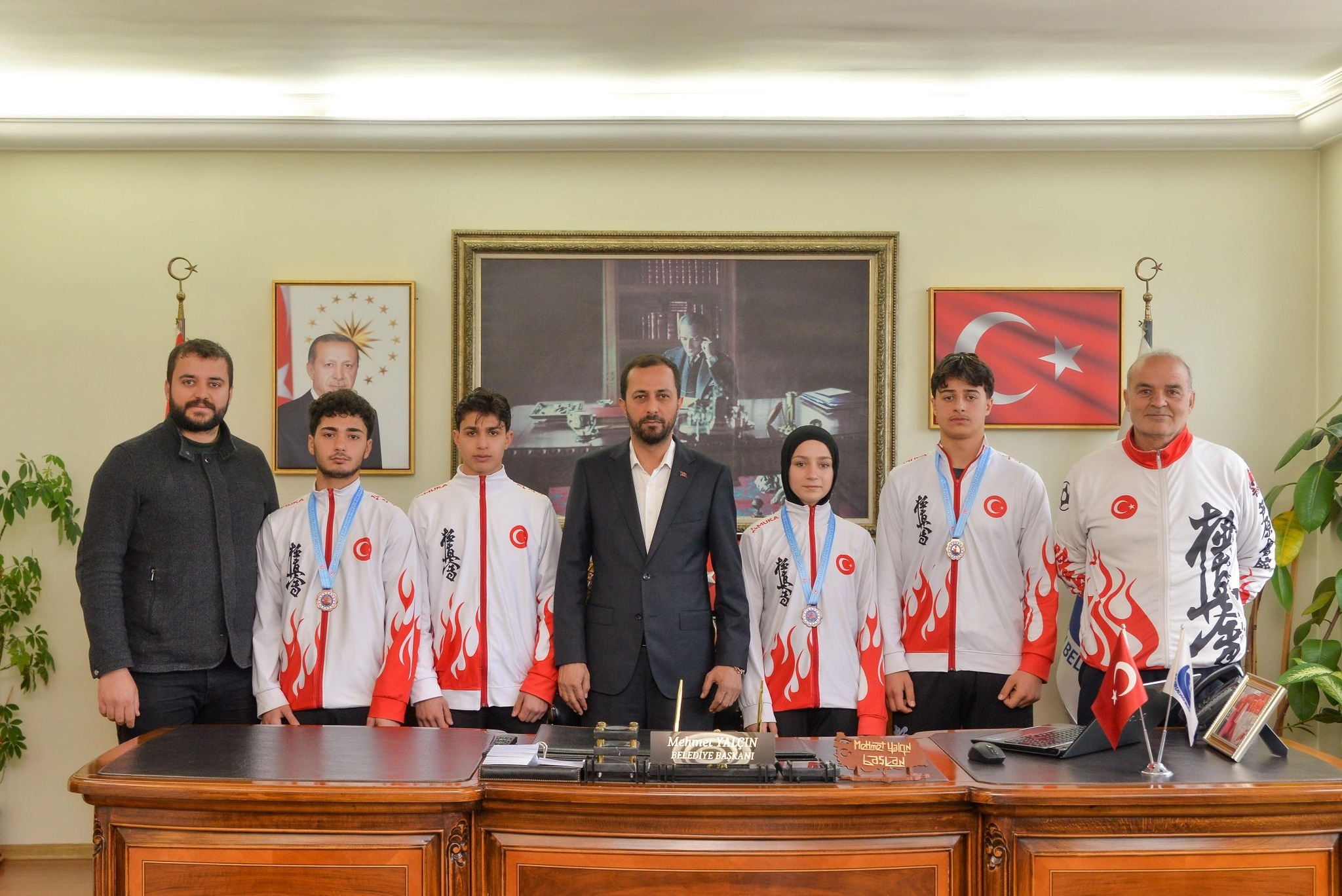 Şampiyonlardan Başkan Yalçın’a Ziyaret: Yayladağı Karatede Türkiye’nin Zirvesinde! 