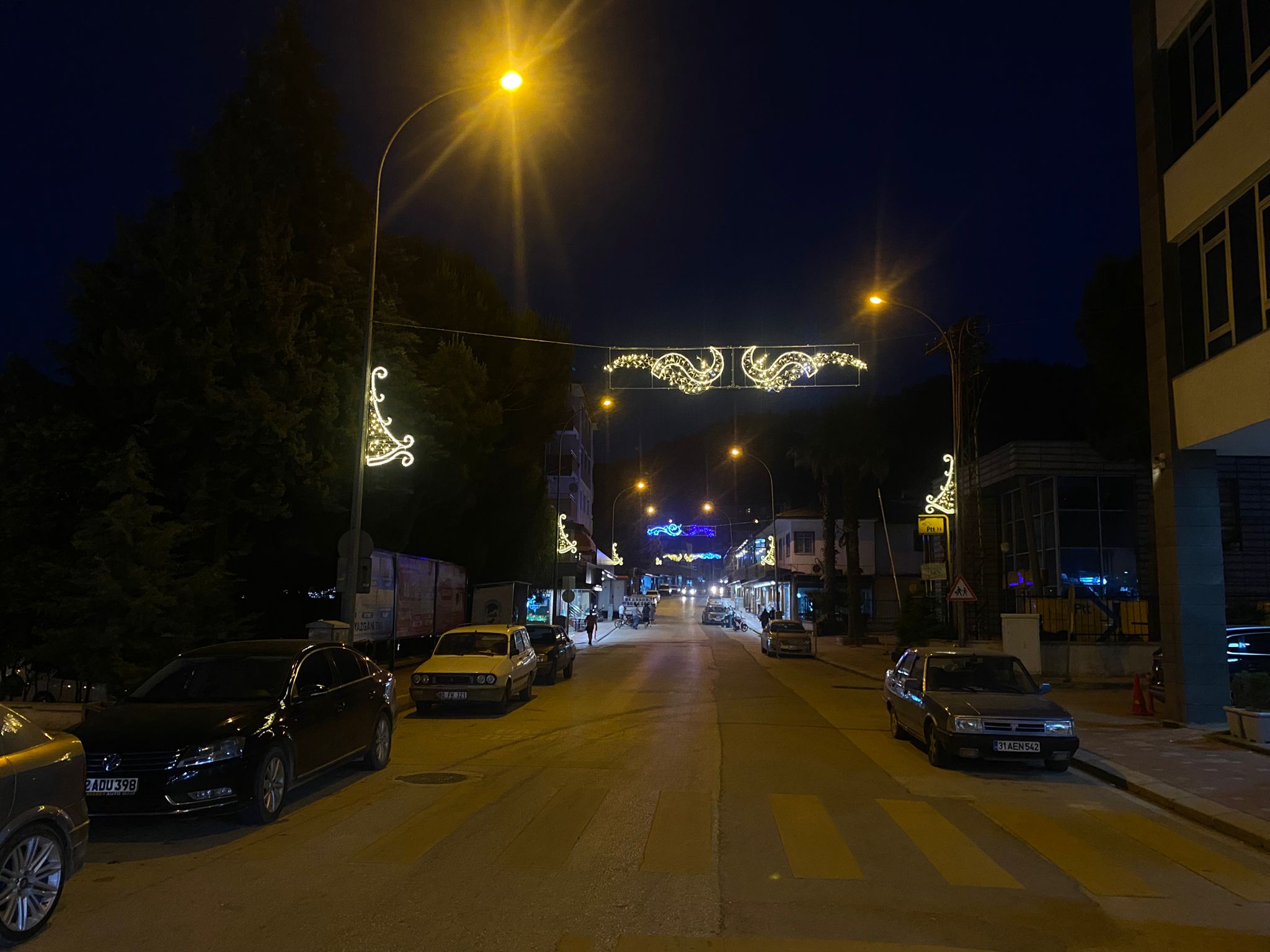Atatürk Caddesi'nde Işıklandırma ve Güzelleştirme Çalışmaları Tamamlandı.